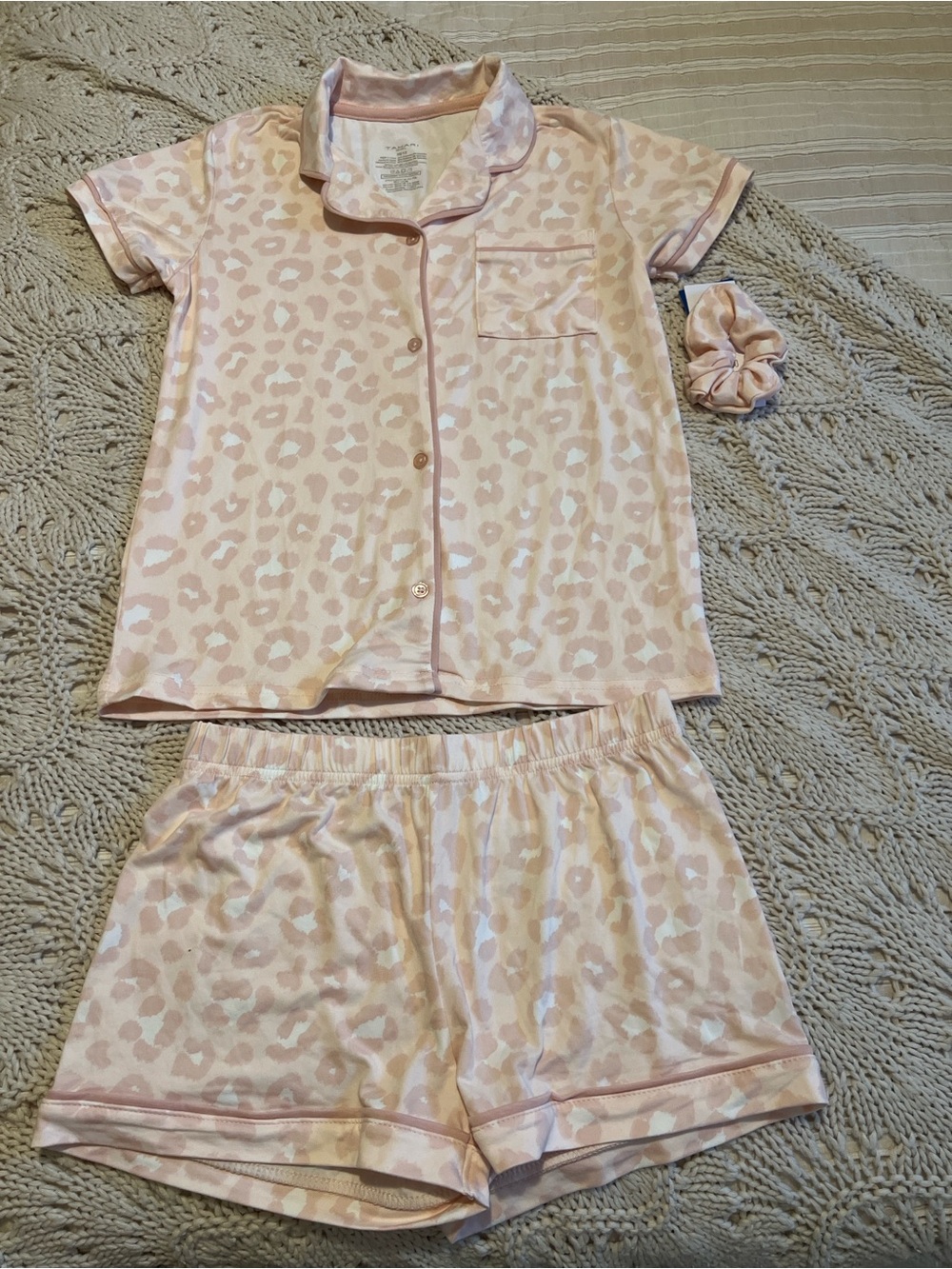Girls' Pink Leopard Short Pajama Set with Scrunchie